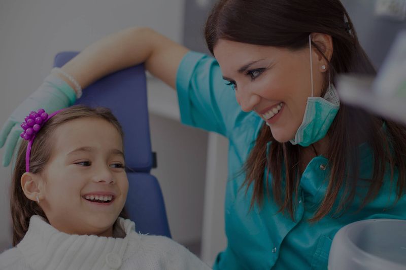 dziecko na fotelu dentystycznym obog stomatologa